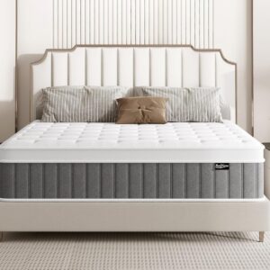 Hochwertige Matratze auf einem eleganten Bett in modernem Schlafzimmer. Perfekt für erholsamen Schlaf und optimale Unterstützung. Ideal für Allergiker und Komfortliebhaber.