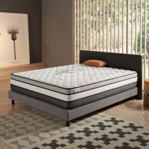 Hochwertige Matratze auf modernem Bettgestell in stilvollem Schlafzimmer mit natürlichen Holzelementen und großen Fenstern, perfekt für erholsamen Schlaf und Komfort.