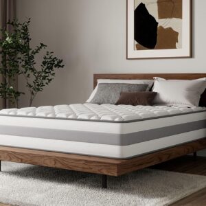 Hochwertige Matratze auf modernem Holzbett mit Kissen und Dekoration, ideal für erholsamen Schlaf, Nachhaltigkeit und Komfort, Schlafzimmermöbel von Matratzen Expert.