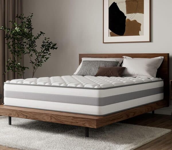 Hochwertige Matratze auf modernem Holzbett mit Kissen und Dekoration, ideal für erholsamen Schlaf, Nachhaltigkeit und Komfort, Schlafzimmermöbel von Matratzen Expert.