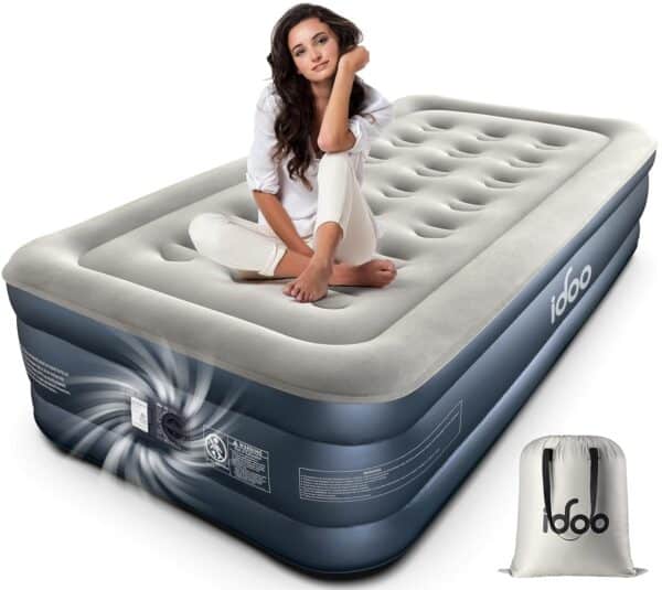 Bequeme Luftmatratze für Schlafkomfort mit Tragetasche, ideal für Camping und Gäste. Hochwertige Verarbeitung, robustes Material, sichere Ventile. Perfekt für erholsame Nächte im Freien oder Zuhause.