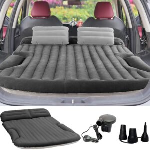 Luftbett im Kofferraum eines Autos, geeignet für Camping und Reisen, mit elektrischem Kompressor und Zubehör für bequamen Schlaf unterwegs.