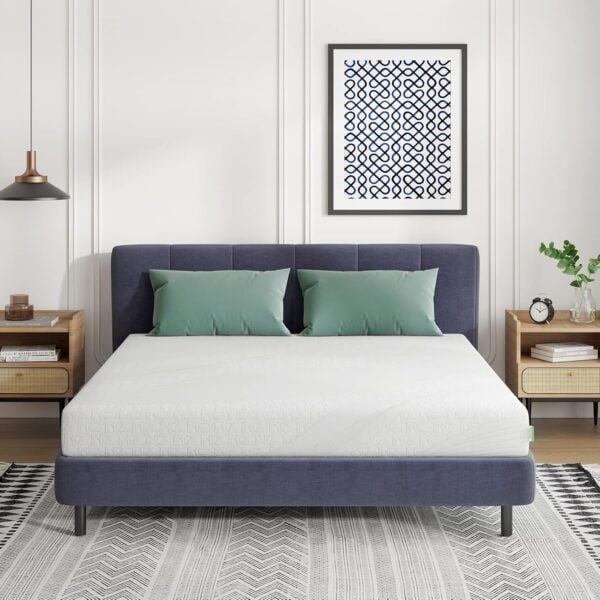 Hochwertiges Bett mit Matratze und grünem Kissen im modernen Schlafzimmer, stilvolle Einrichtung, entspannte Atmosphäre, perfekte Basis für erholsamen Schlaf.