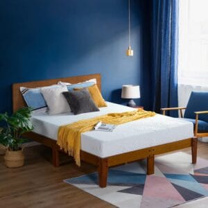Bequeme Matratze im modernen Schlafzimmer mit blauer Wand, Holzrahmen und stylischer Dekoration. Perfekt für erholsamen Schlaf und behagliches Ambiente.