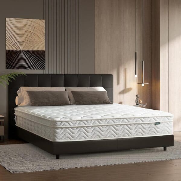Hochwertige Matratze auf modernem Bettgestell in einem stilvollen Schlafzimmer für optimalen Schlafkomfort. Nachhaltige und komfortable Matratzen bei Matratzen Expert.