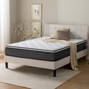Bequeme Matratze auf modernem Bettgestell im Schlafzimmer mit weißen Wänden und eleganter Dekoration. Perfekt für erholsamen Schlaf und gesunden Liegekomfort. Hochwertige Schlafzimmermöbel und Matratzen von Matratzen Expert.